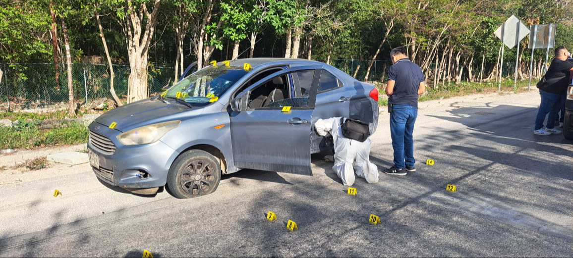 Encuentran vehículo  abandonado con impactos de bala en carretera de Tulum