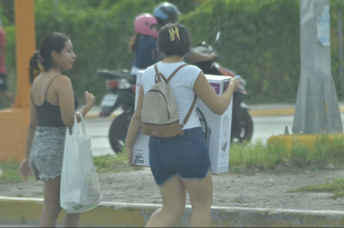 Otra de las recomendaciones al salir en medio del calor, es usar prendas de colores claros Otra de las recomendaciones al salir en medio del calor, es usar prendas de colores claros