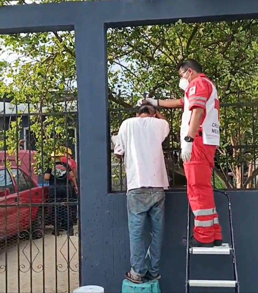 Paramédicos arribaron a la vivienda en donde auxiliaron de manera inmediata al hombre Paramédicos arribaron a la vivienda en donde auxiliaron de manera inmediata al hombre