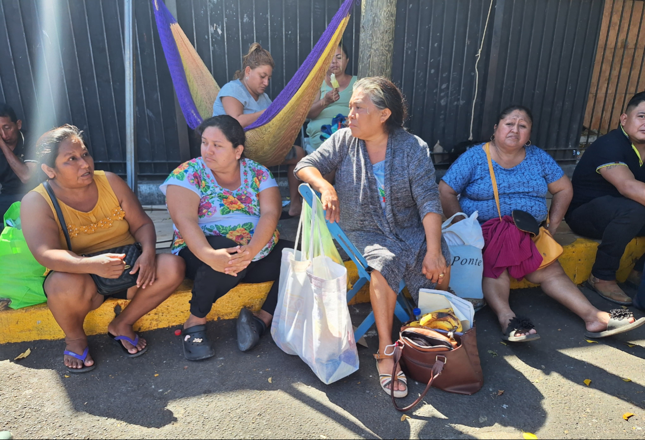 Personas que tienen a un ser querido internado en el O´Horán enfrentan las altas temperaturas bajo el Sol.