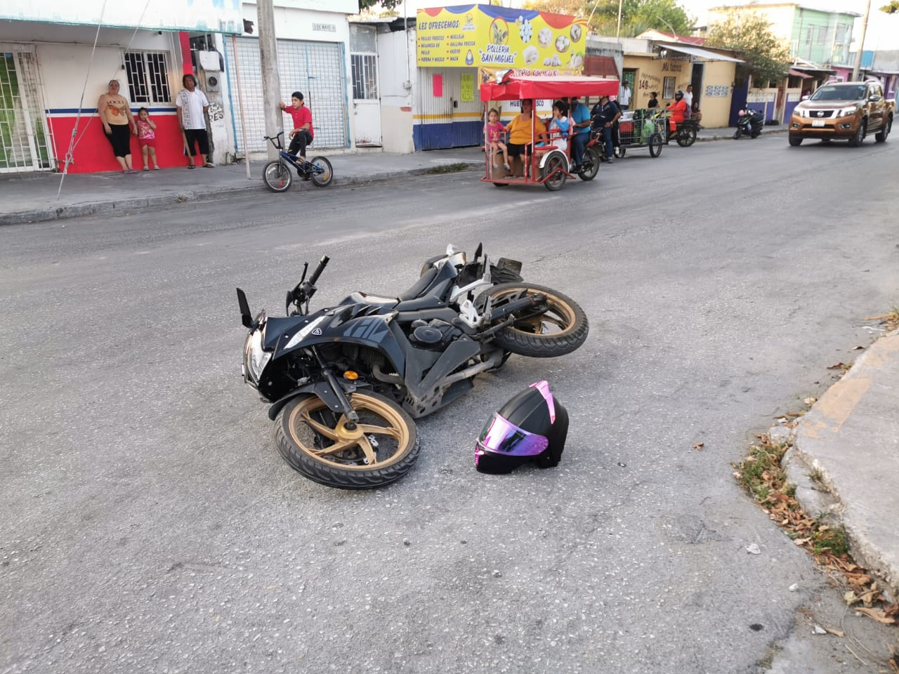 Joven motociclista sufre fractura tras chocar contra taxi en Ciudad del Carmen