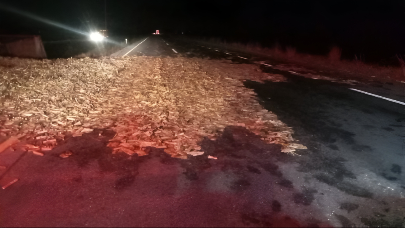 El vehículo terminó en la canaleta central y la carga quedó esparcida El vehículo terminó en la canaleta central y la carga quedó esparcida