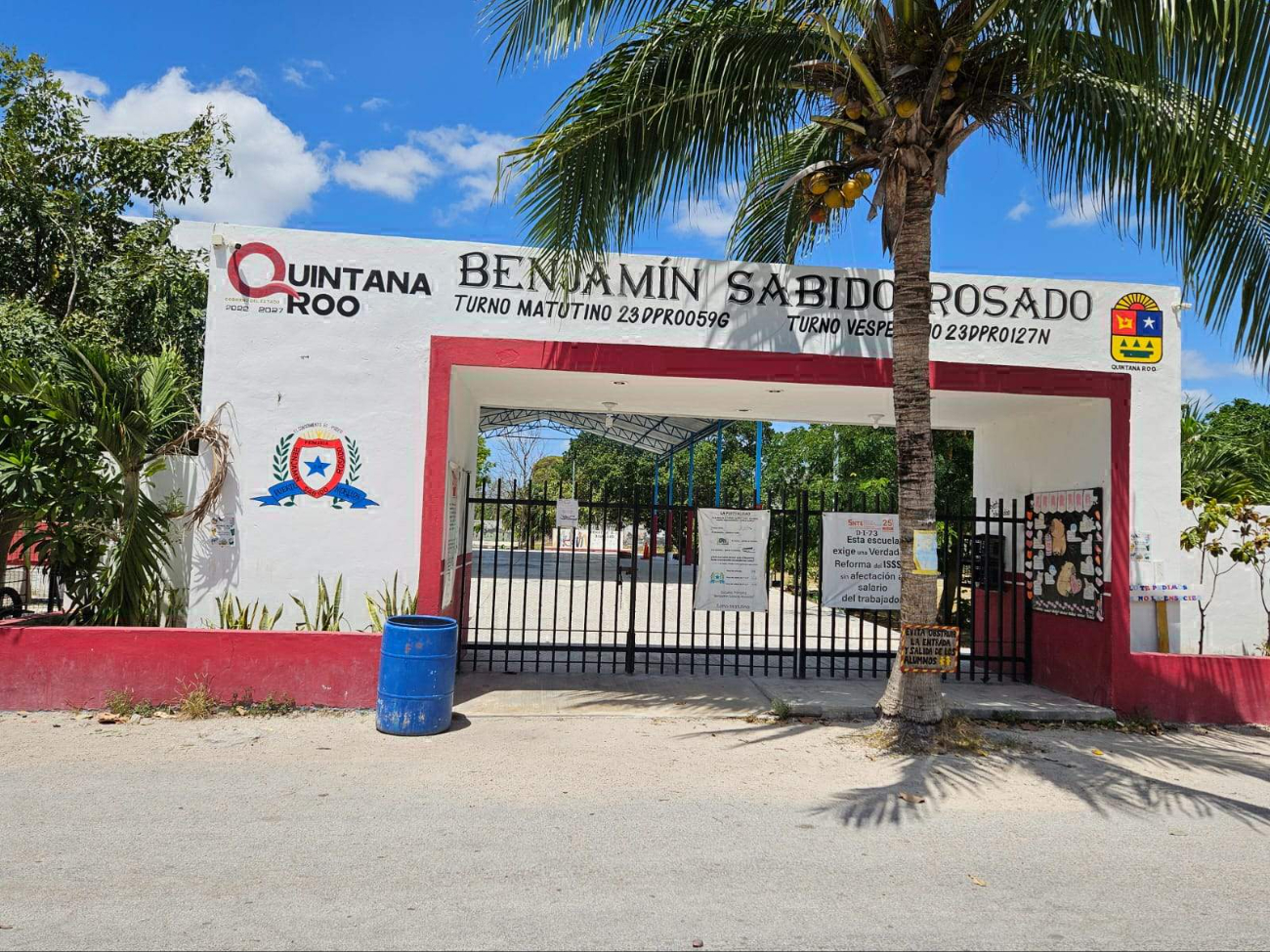 Padres de familia en Puerto Morelos recolectan firmas para reanudar las clases