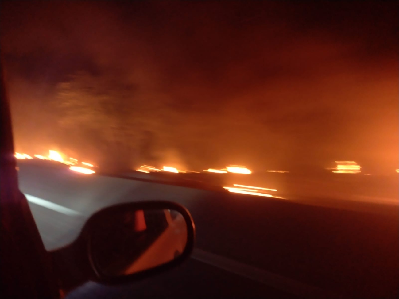 En paralelo, otro incendio se registró en la carretera federal Champotón-Campeche, a la altura de Los Cocteleros En paralelo, otro incendio se registró en la carretera federal Champotón-Campeche, a la altura de Los Cocteleros