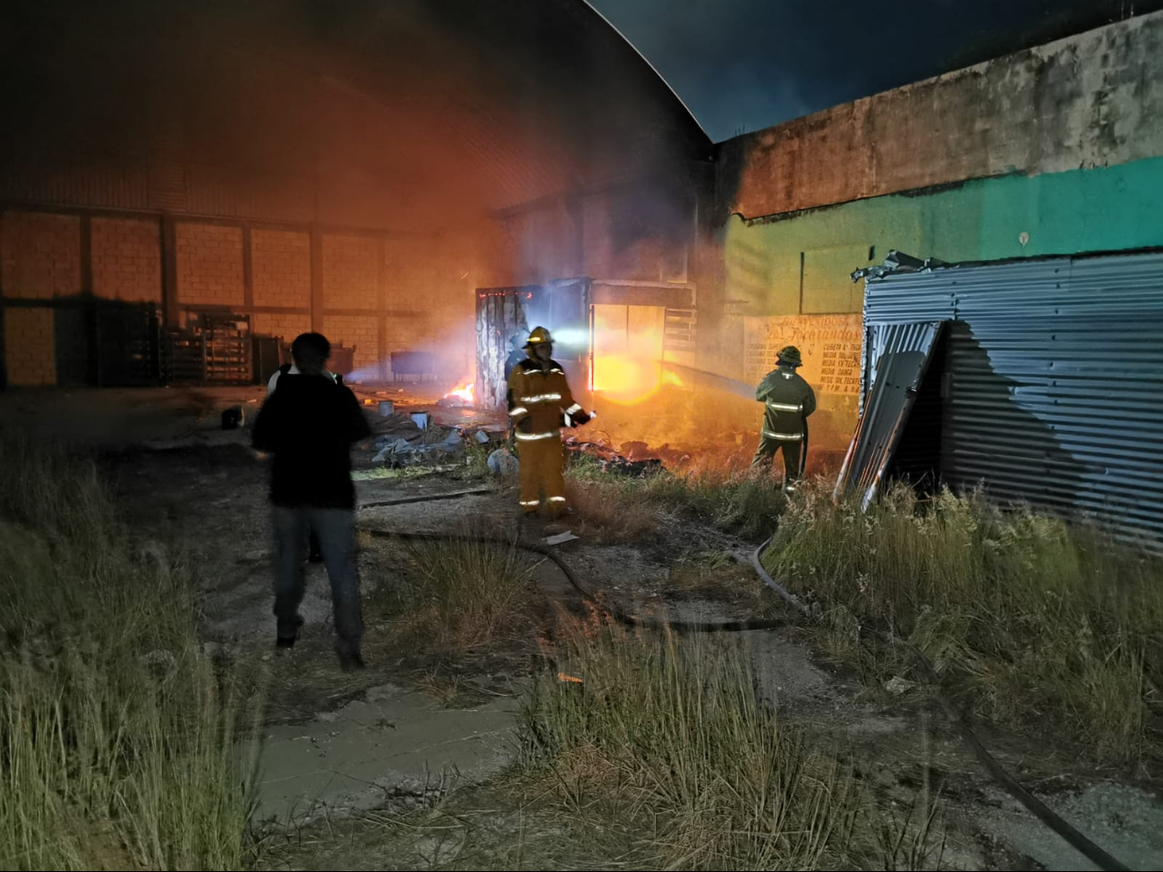Incendio en predio abandonado moviliza a bomberos en Pallas, Ciudad del Carmen