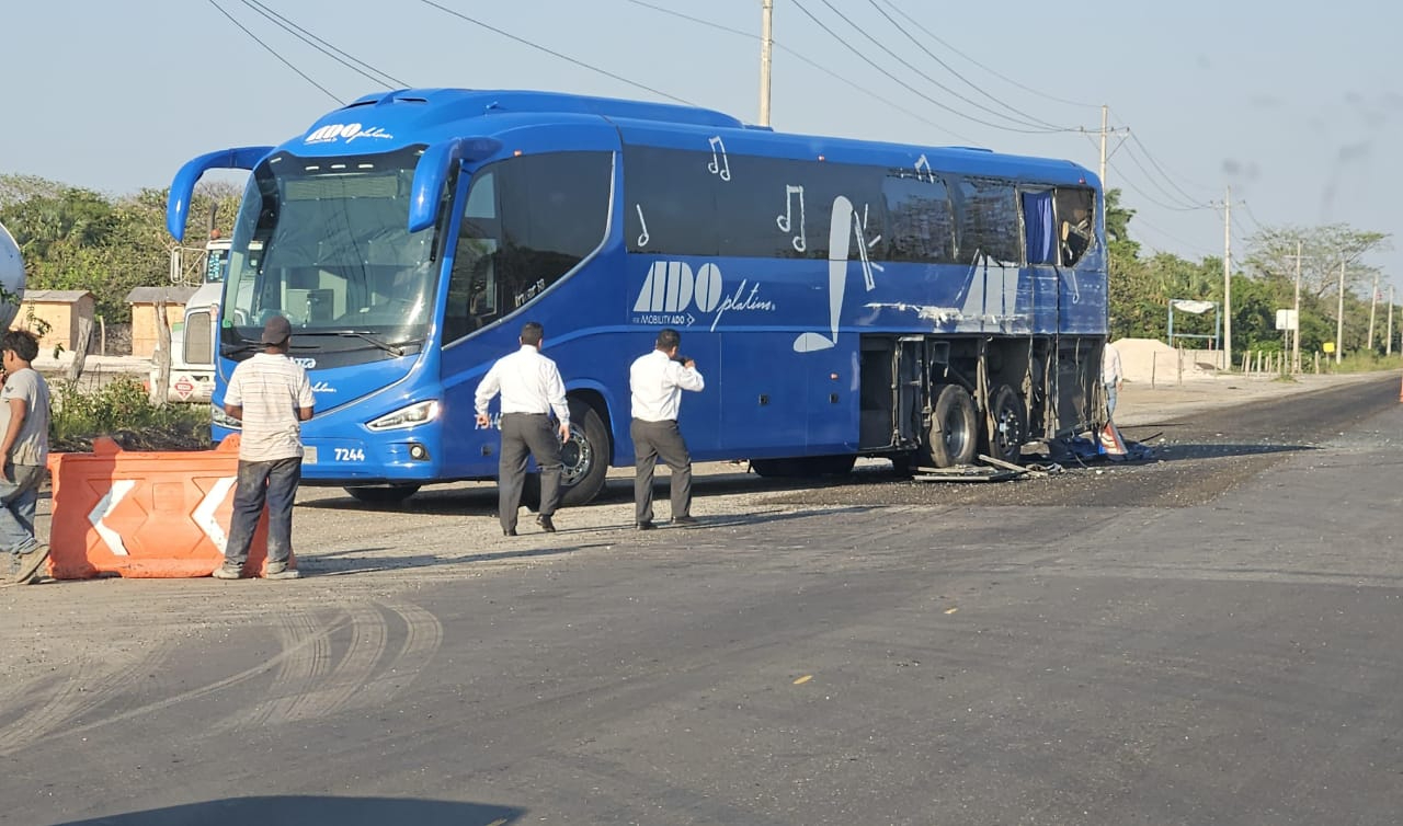 Involucró un autobús ADO Platinum y un tractocamión Pitic Involucró un autobús ADO Platinum y un tractocamión Pitic