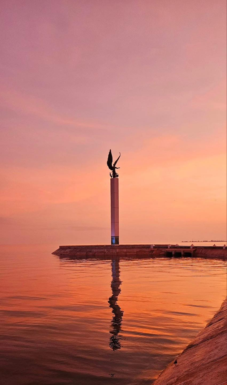 La Estatua del Ángel Maya, obra de Jorge Marín en 2018, se enmarca bellamente en los colores del La Estatua del Ángel Maya, obra de Jorge Marín en 2018, se enmarca bellamente en los colores del