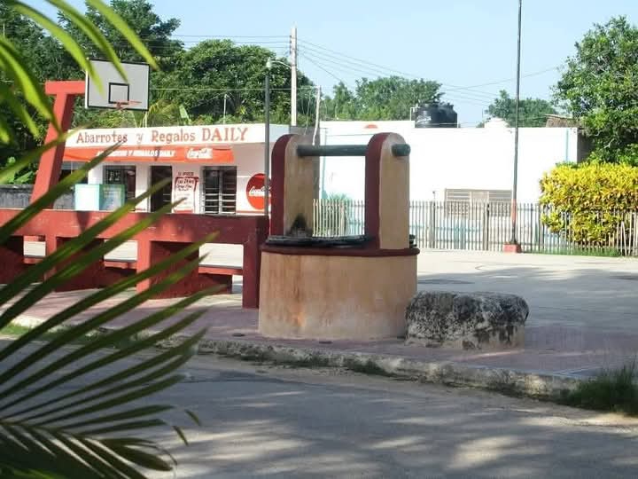 La modernidad ha dejado huellas en el entorno, como modificar la forma del emblemático pozo que se remozó en 2012 La modernidad ha dejado huellas en el entorno, como modificar la forma del emblemático pozo que se remozó en 2012