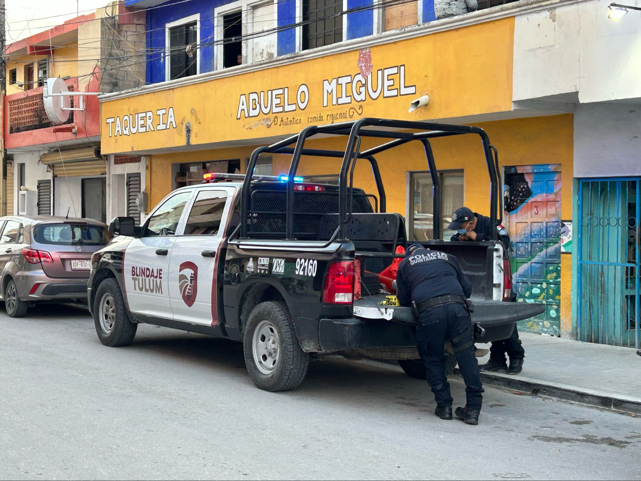 La víctima se encontraba en la regadera; se cree que el responsable del crimen dejó la llave abierta para borrar evidencias