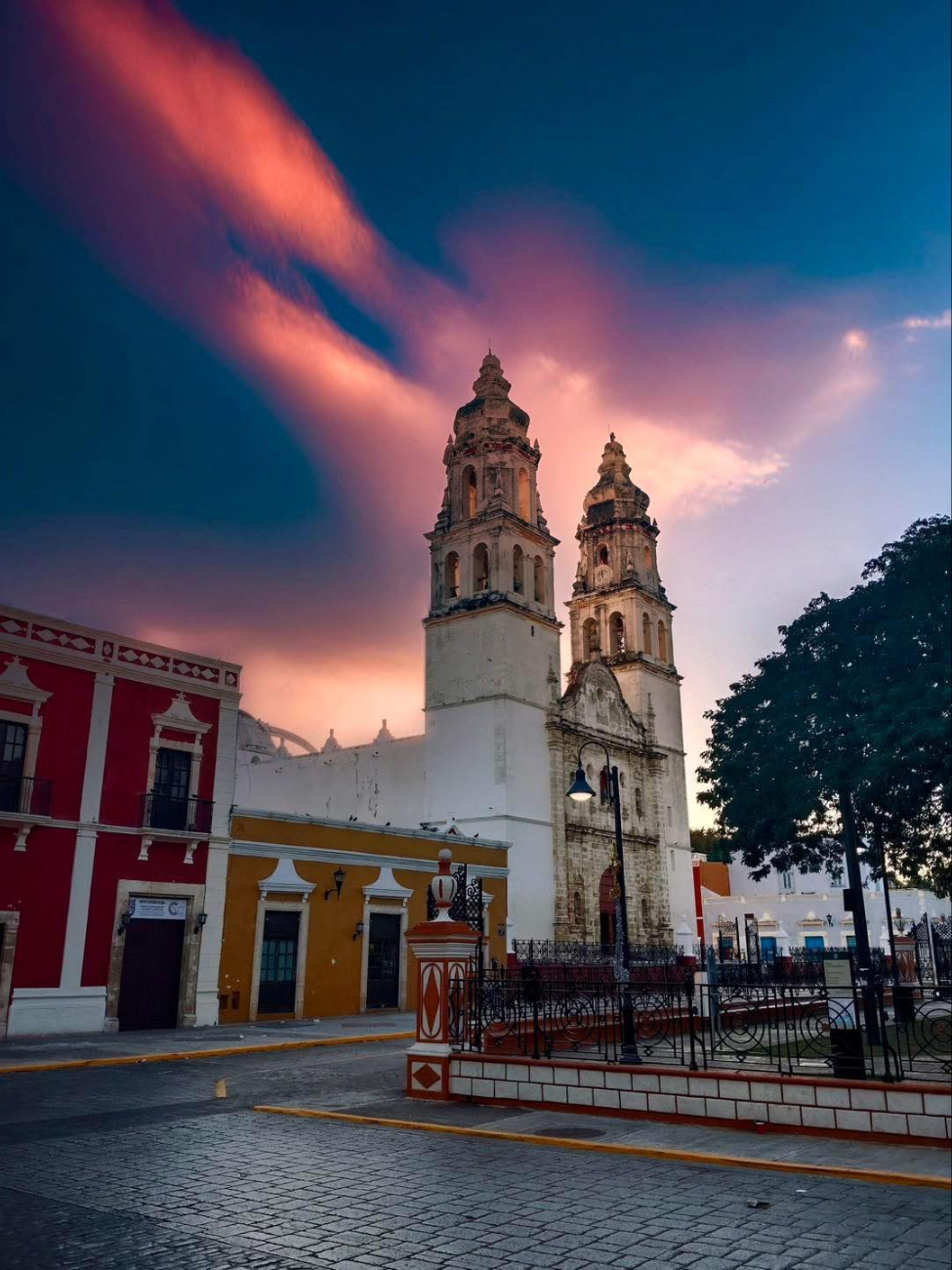 Los baluartes y la Catedral de Campeche resaltan con la luz cálida del ocaso en el Centro Histórico Los baluartes y la Catedral de Campeche resaltan con la luz cálida del ocaso en el Centro Histórico