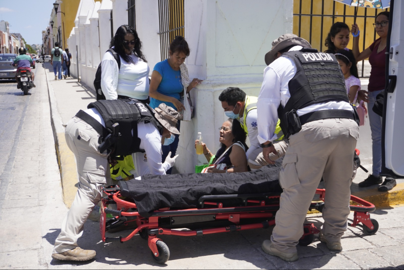 Mujer mayor cae en bache al salir de iglesia en el Centro Histórico    de Campeche