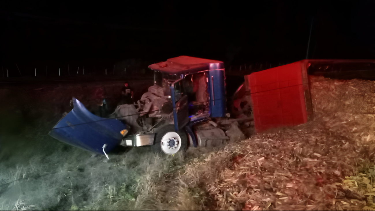 Camión cargado con caña vuelca en la carretera Champotón-Campeche; chofer dormitó