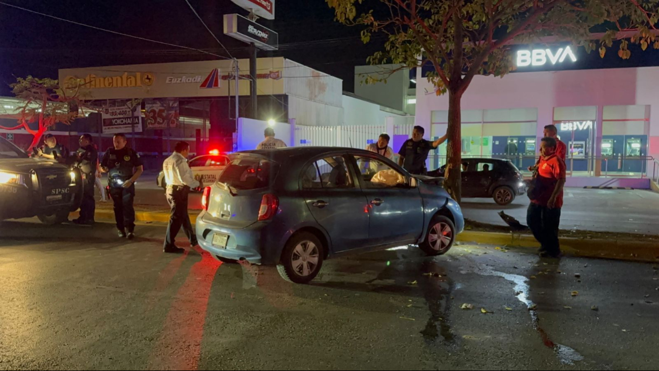 Después de 40 minutos, los bomberos controlaron la situación y los restos del coche fueron retirados con una grúa Después de 40 minutos, los bomberos controlaron la situación y los restos del coche fueron retirados con una grúa