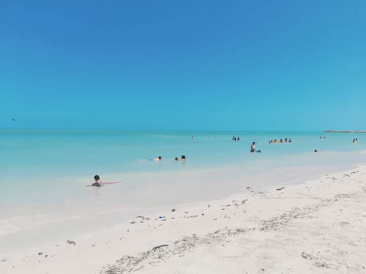 Durante las vacaciones de Semana Santa, cientos de visitantes cruzan hacia la playa, aumentando el riesgo de accidentes Durante las vacaciones de Semana Santa, cientos de visitantes cruzan hacia la playa, aumentando el riesgo de accidentes