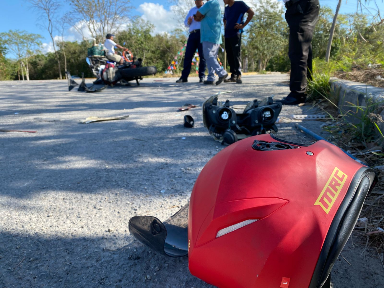 Accidente en Cancún: Motociclista invade carril y termina en el hospital 