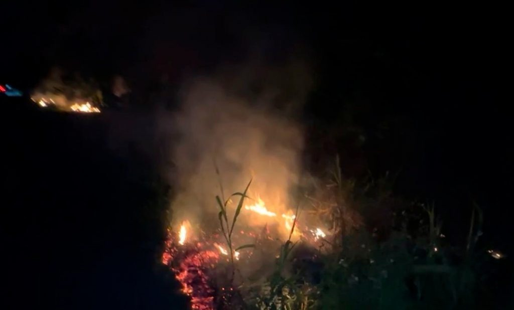 Las labores de los bomberos lograron evitar mayores daños a las personas en el área. Las labores de los bomberos lograron evitar mayores daños a las personas en el área.