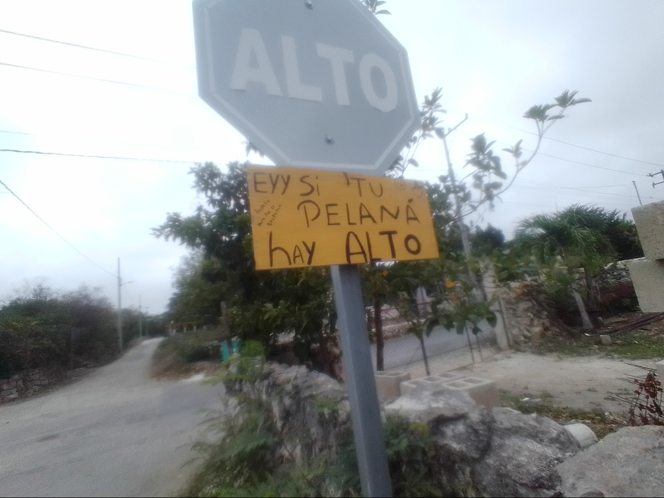 Los señalamientos de alto están despintados, lo que es riesgoso para las personas Los señalamientos de alto están despintados, lo que es riesgoso para las personas