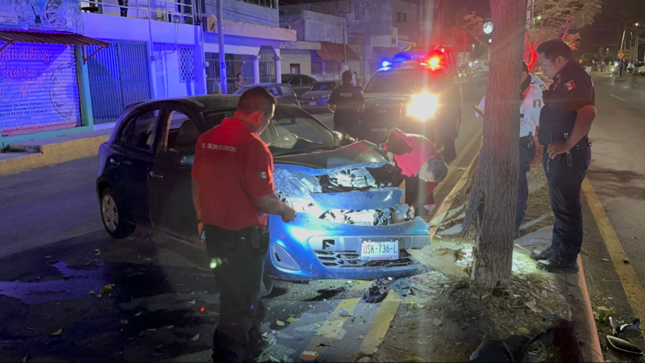 Ebrio conductor estrella su auto contra un árbol en la Tepeyac,  Campeche,  y huye