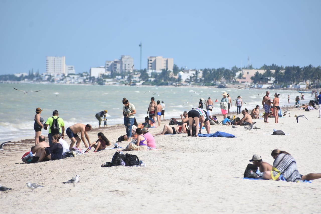 Visitantes internacionales disfrutan de las playas de Progreso y de sus atractivos turísticos