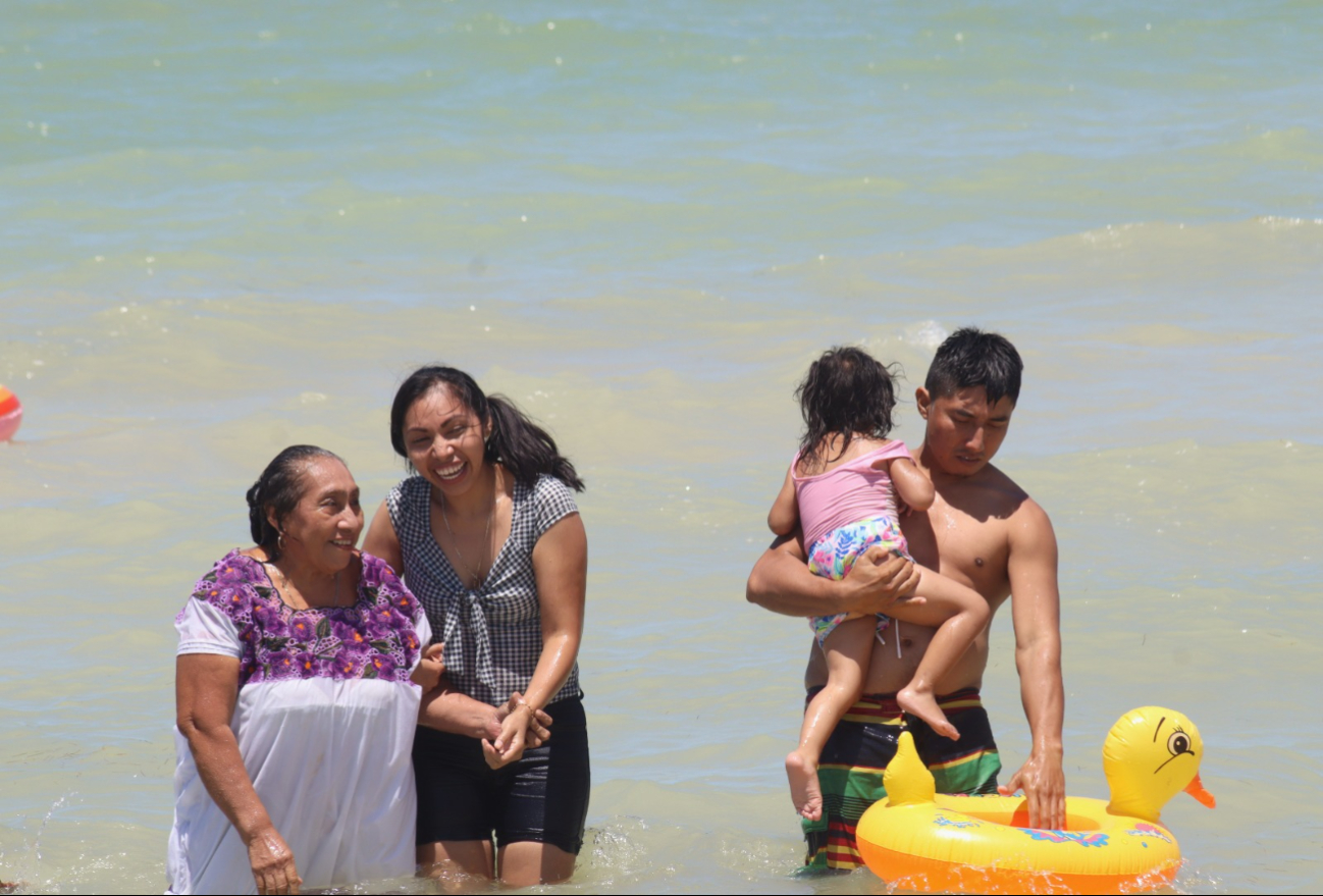 Bañistas aprovecharon el inicio del período de asueto, sin importar que la gran cantidad de sargazo en la orilla del mar