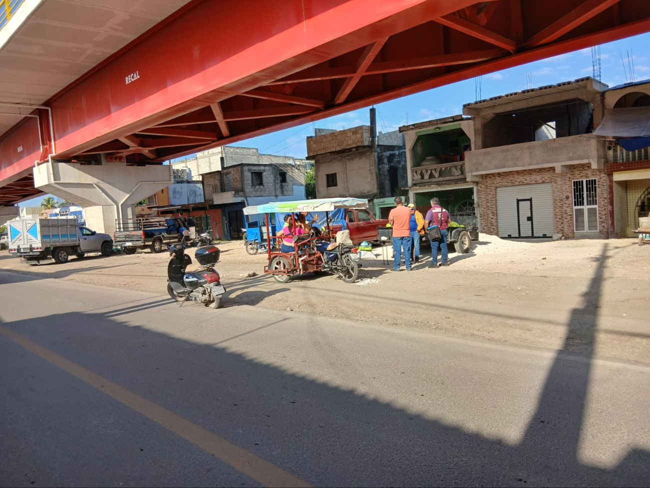 Desalojan a vendedores ambulantes bajo viaducto del Tren Maya en Escárcega; piden regularización 