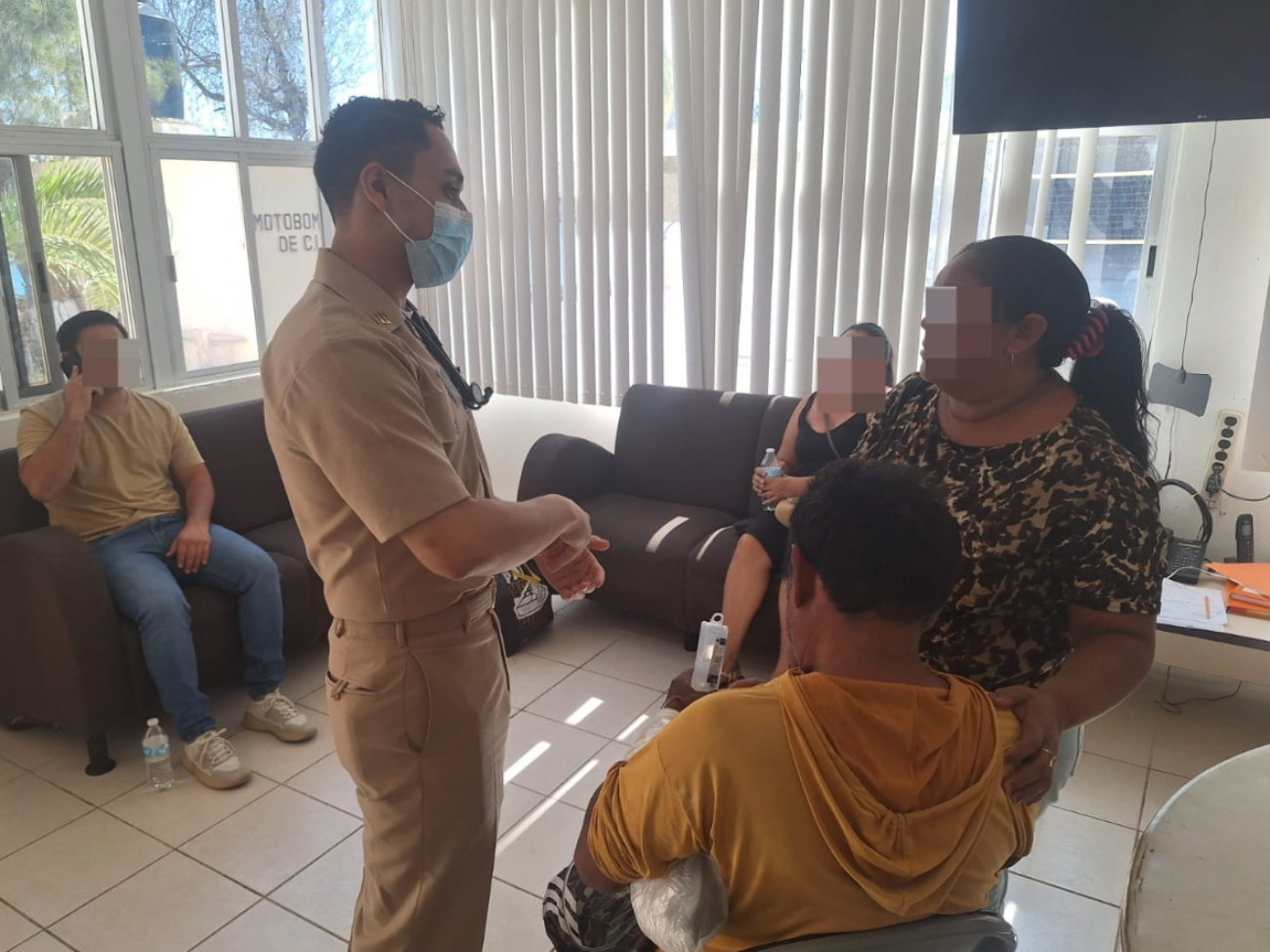 El personal de Sanidad Naval le brindó atención médica en todo momento al paciente, efectuando su traslado al puerto de Yucalpetén El personal de Sanidad Naval le brindó atención médica en todo momento al paciente, efectuando su traslado al puerto de Yucalpetén