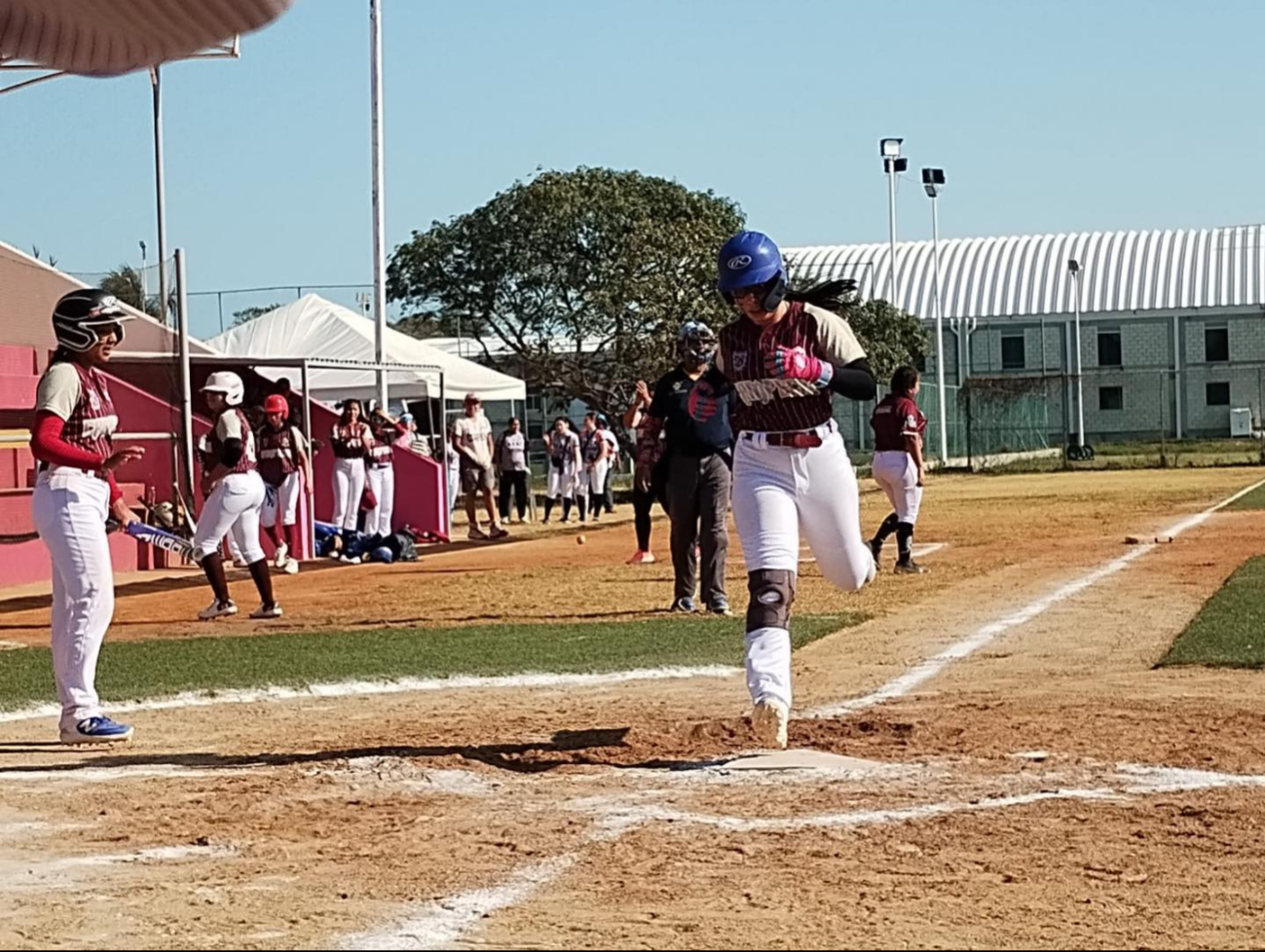 En Juvenil Mayor, Campeche venció a Quintana Roo por nocaut 14-4, destacando la actuación de Valentina Escalante como lanzadora En Juvenil Mayor, Campeche venció a Quintana Roo por nocaut 14-4, destacando la actuación de Valentina Escalante como lanzadora