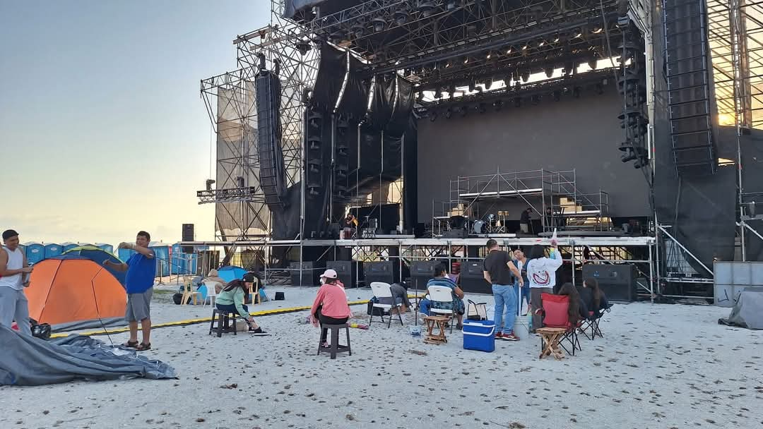 Fans incluso durmieron en la playa para obtener los mejores lugares cerca del escenario en el Malecón Costero Fans incluso durmieron en la playa para obtener los mejores lugares cerca del escenario en el Malecón Costero