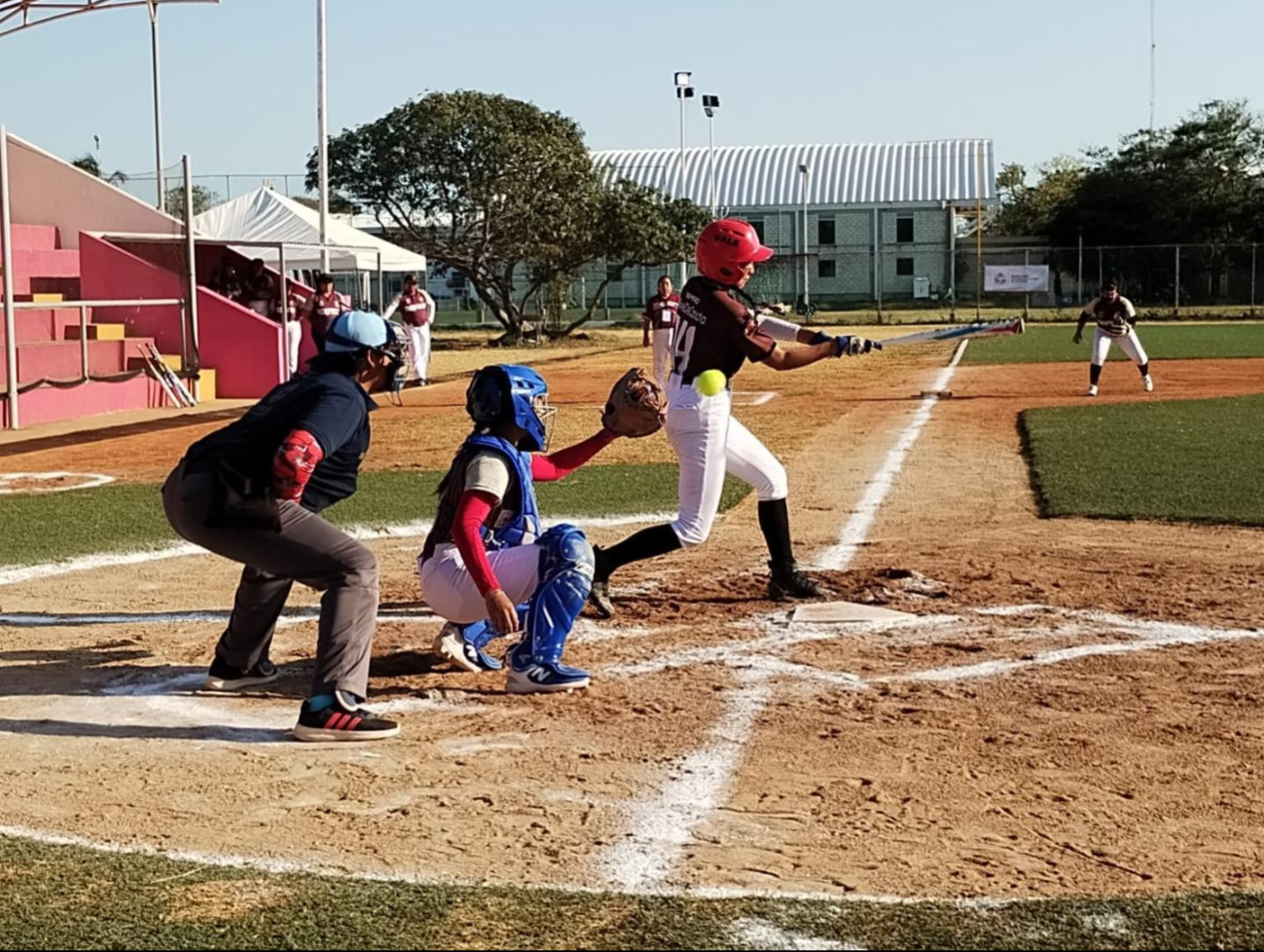 La selección femenil de sóftbol de Campeche arrancó con buenos resultados en el Macro Regional