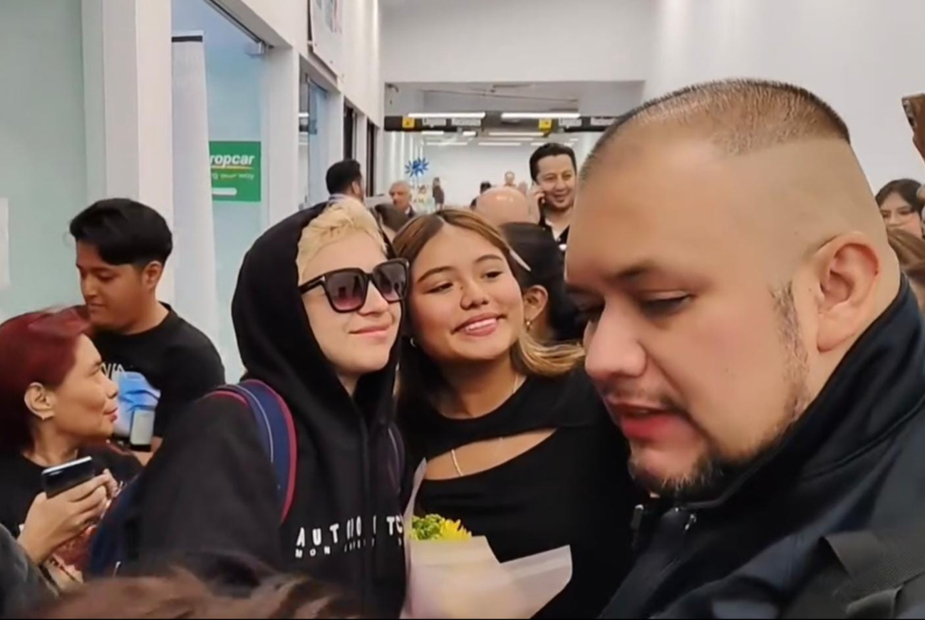 Fans reciben a Mon Laferte en el aeropuerto de Ciudad del Carmen previo a su concierto    