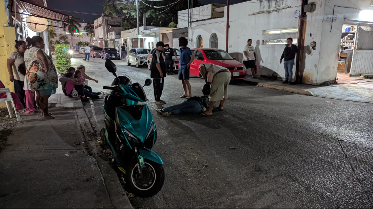 Perros callejeros provocan que mujer motociclista se accidente en Ciudad del Carmen