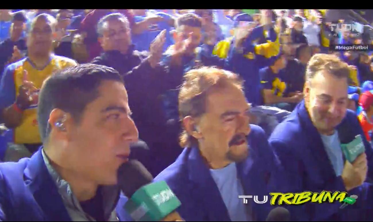 Los comentaristas estuvieron en las gradas del estadio y no su palco Los comentaristas estuvieron en las gradas del estadio y no su palco