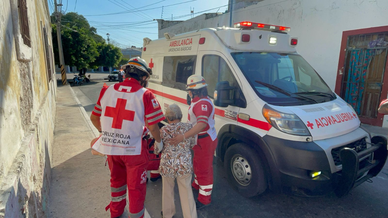 Paramédicos de la Cruz Roja fueron los primeros en llegar para revisar a los lesionados Paramédicos de la Cruz Roja fueron los primeros en llegar para revisar a los lesionados