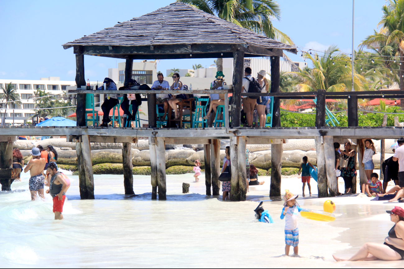 Algunos en restaurantes y otros en el agua, pero todos disfrutaron del excelente ambiente que había Algunos en restaurantes y otros en el agua, pero todos disfrutaron del excelente ambiente que había