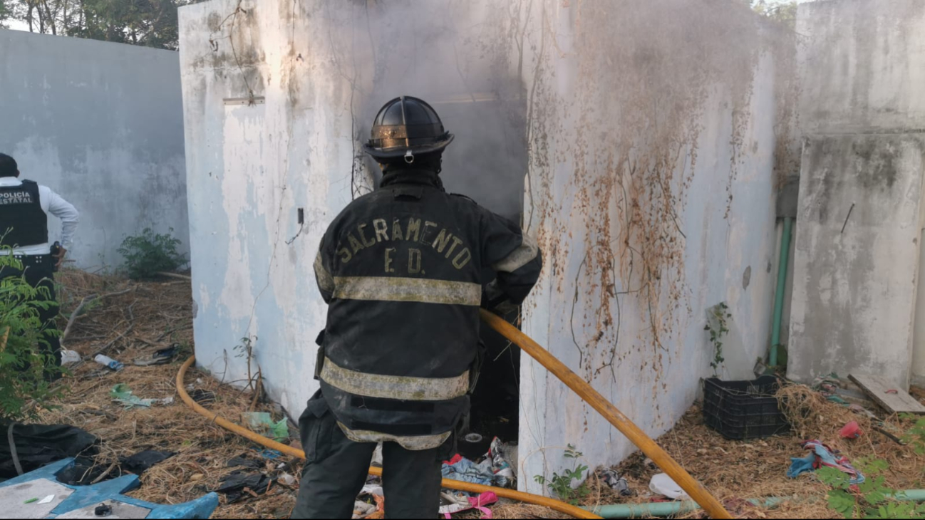 Controlan incendio en terreno baldío de Villas de Santa Ana de Ciudad del Carmen