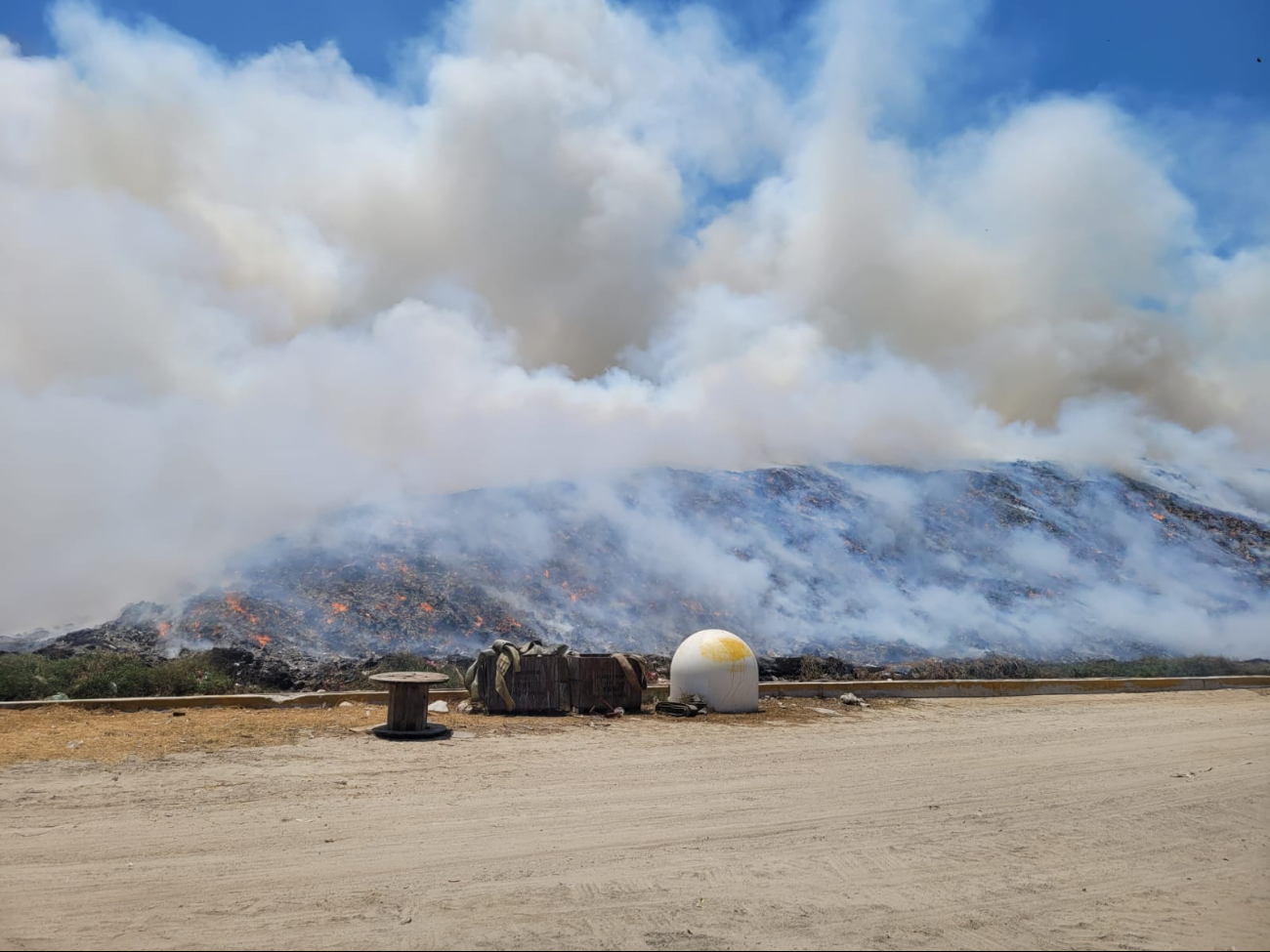  Fuego en relleno sanitario afecta el 60% de una celda en el kilómetro 22 de Ciudad del Carmen   