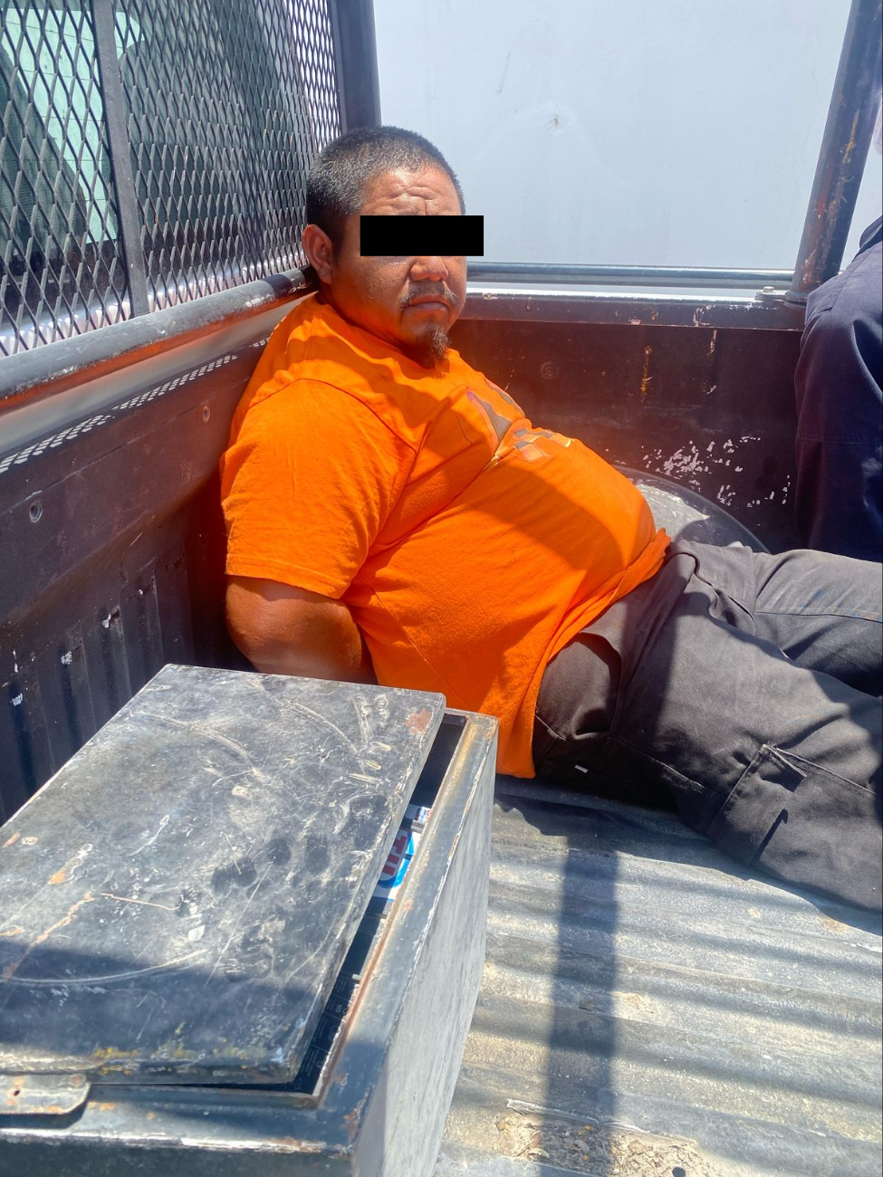 El hombre fue trasladado a los separos para los trámites correspondientes. El hombre fue trasladado a los separos para los trámites correspondientes.