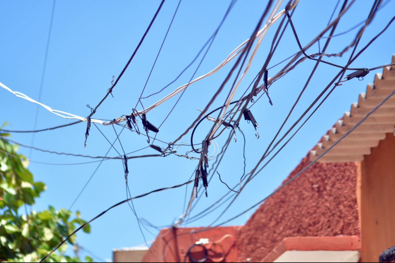Enfrentan el problema de cables colgantes que dejó la CFE. Enfrentan el problema de cables colgantes que dejó la CFE.