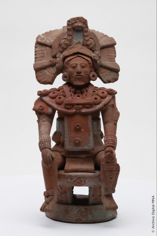 Figurilla antropomorfa sólida, masculina, adulta. Gobernante sentado sobre un trono decorado con glifos. Foto: INAH. Figurilla antropomorfa sólida, masculina, adulta. Gobernante sentado sobre un trono decorado con glifos. Foto: INAH.