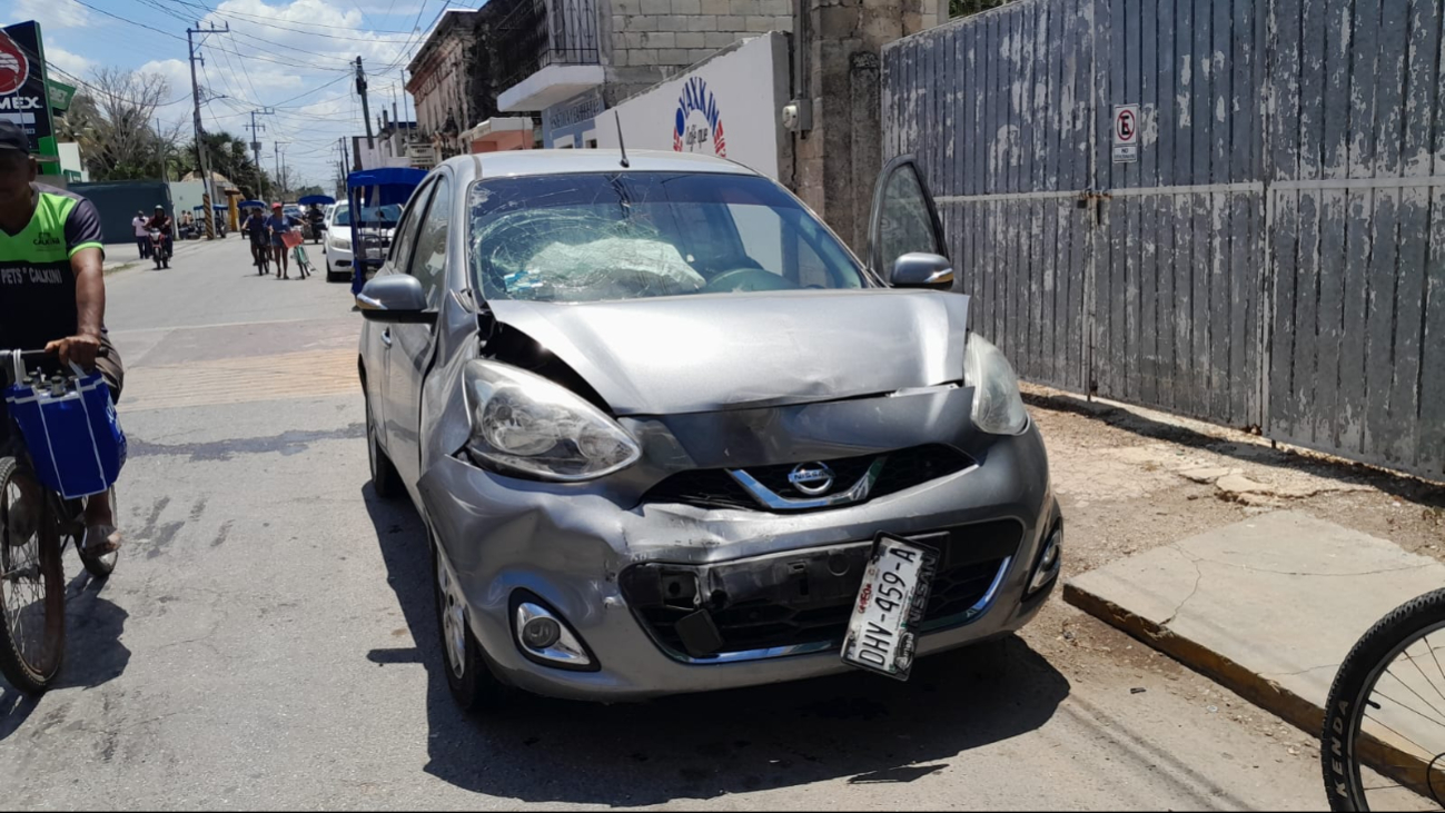Fuerte impacto entre March y Aveo por imprudencia Fuerte impacto entre March y Aveo por imprudencia