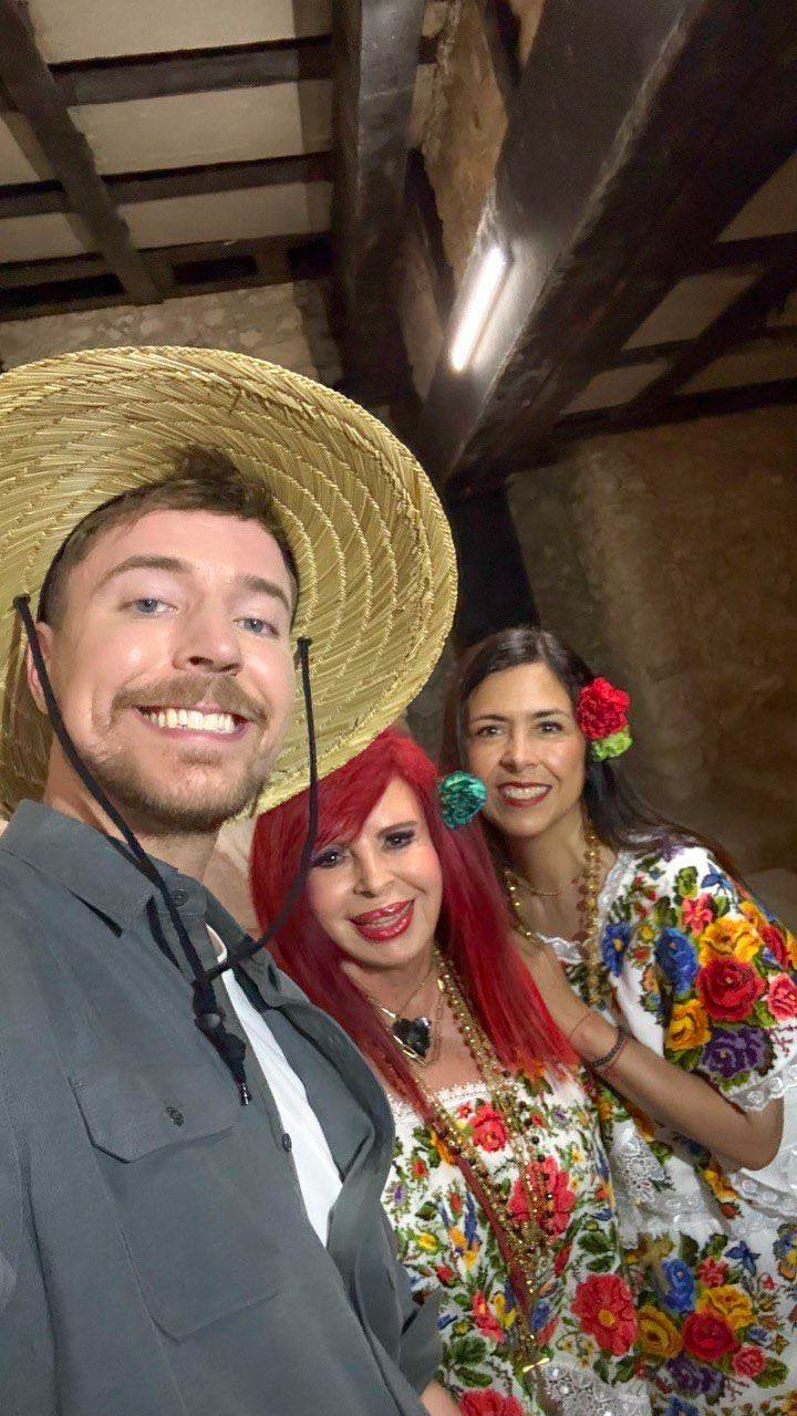 Gobernadora de Campeche presume foto con Mr. Beast tras su visita a Calakmul 