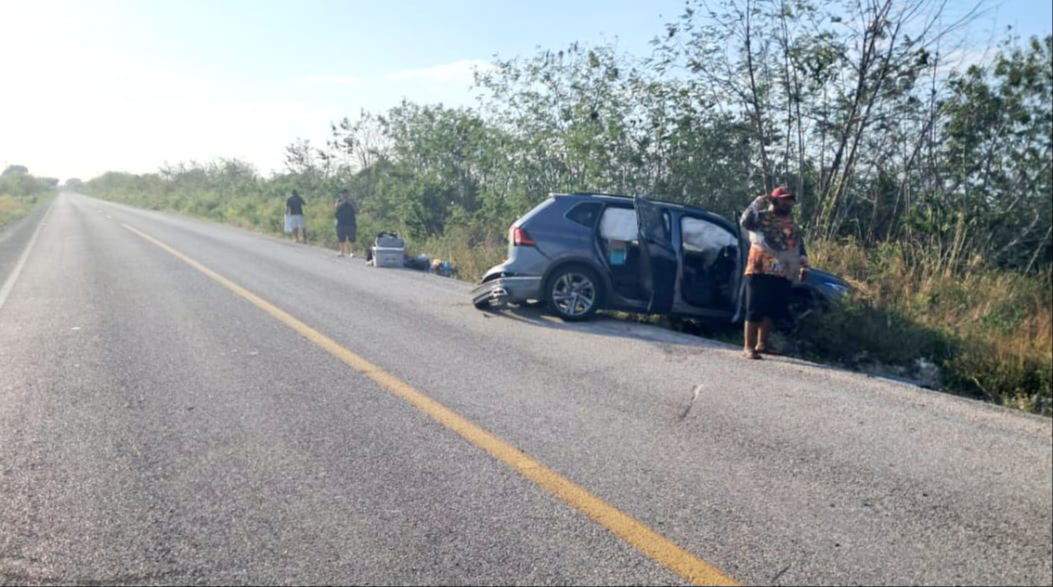 Pasajeros de una combi salvan la vida tras salirse de la carretera Pasajeros de una combi salvan la vida tras salirse de la carretera
