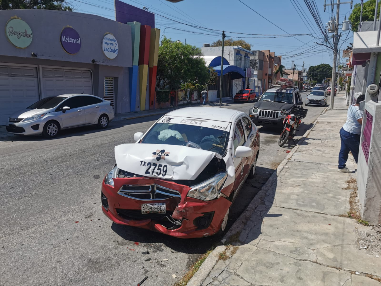 Un taxista perdió el control y chocó contra un coche estacionado en la colonia Tecolutla Un taxista perdió el control y chocó contra un coche estacionado en la colonia Tecolutla