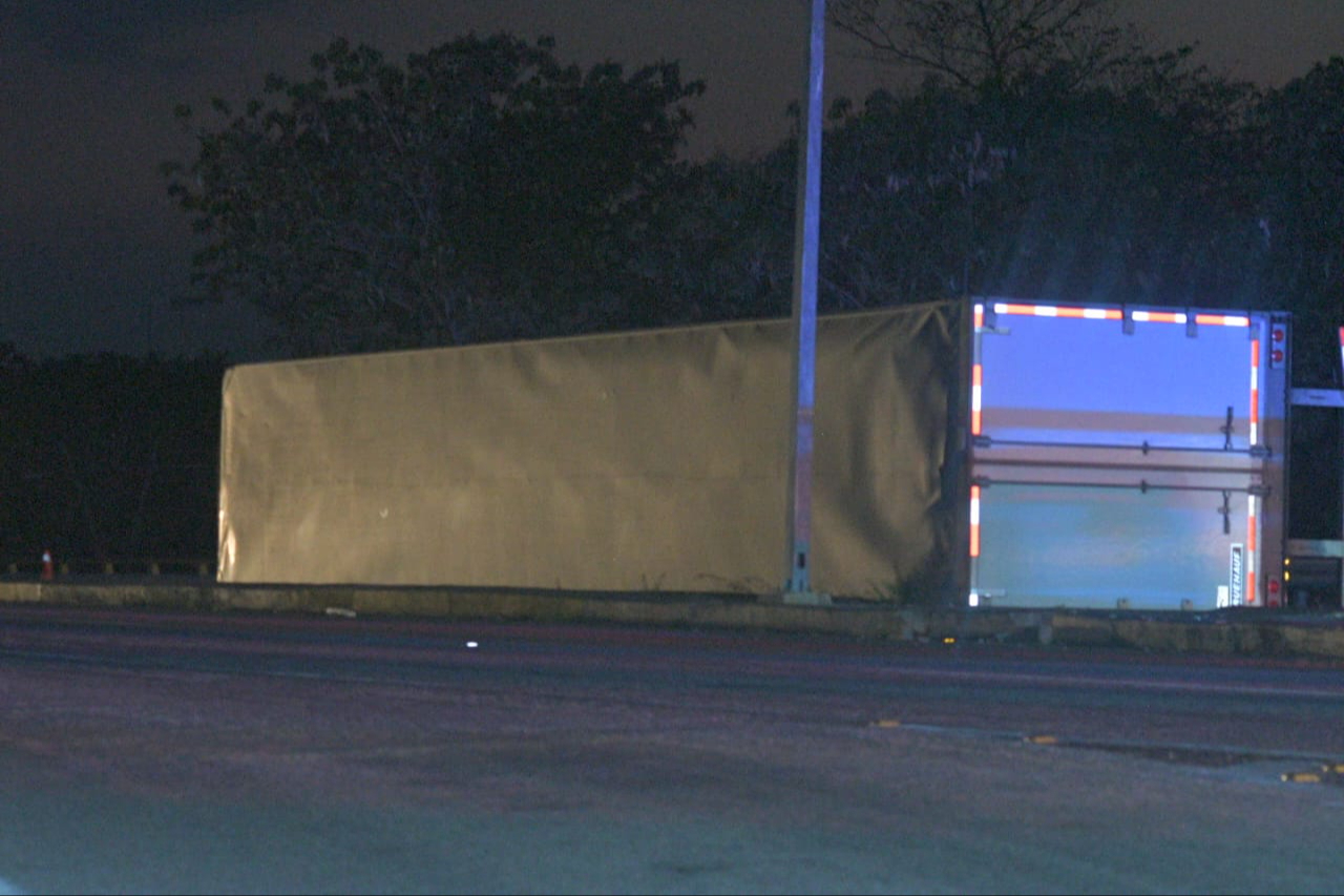 Un tráiler volcó cerca de la curva en la autopista Campeche - Champotón Un tráiler volcó cerca de la curva en la autopista Campeche - Champotón