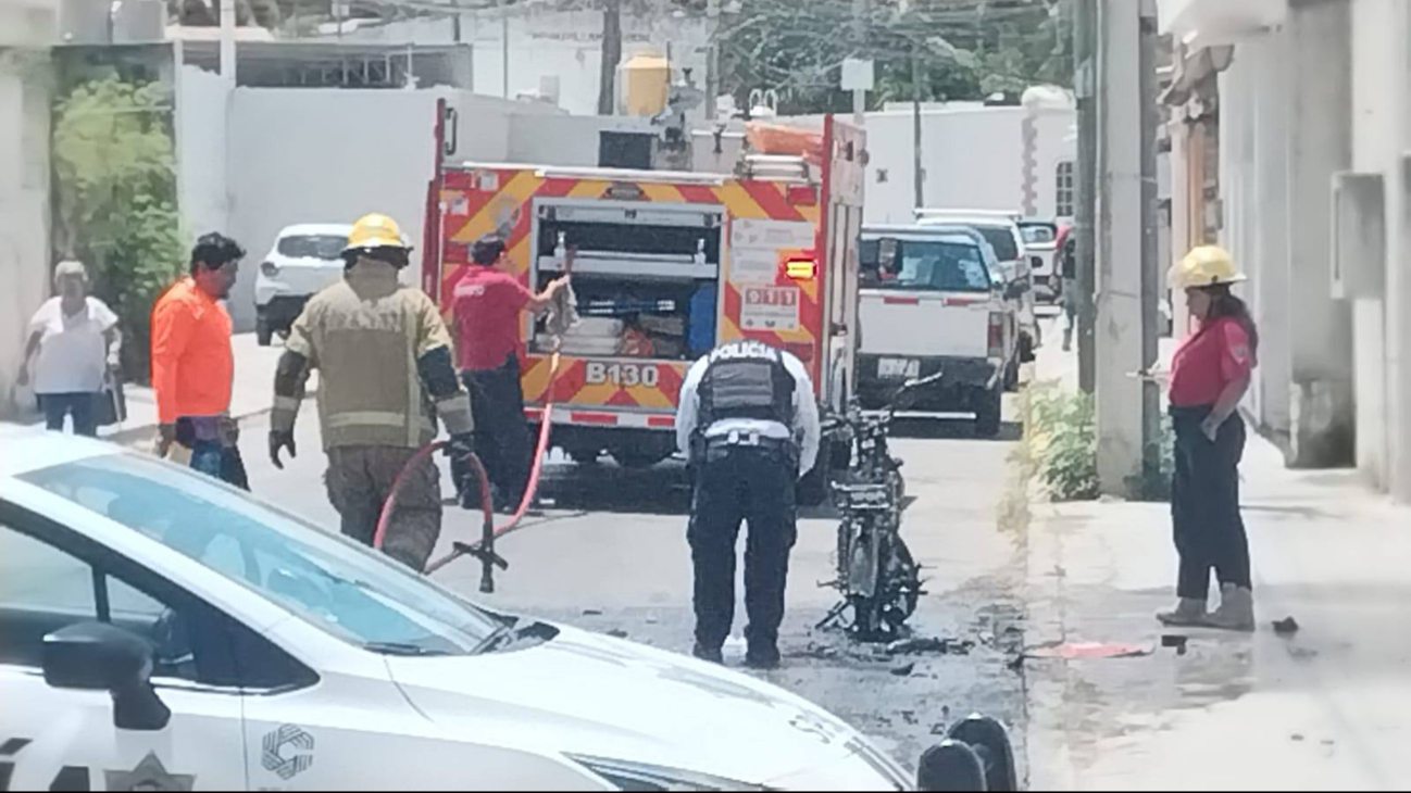 Llamas consumen una motocicleta en la colonia Vicente Guerrero, en Campeche
