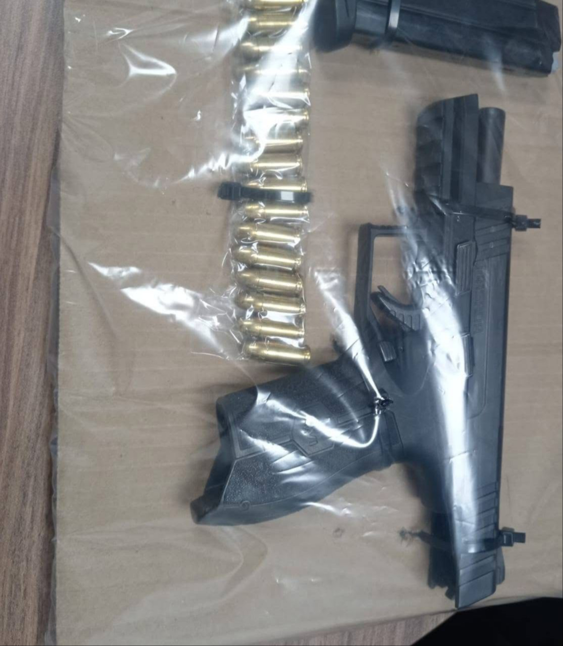 Una revisión descubrió una pistola calibre nueve milímetros con cargador y bala en la recámara Una revisión descubrió una pistola calibre nueve milímetros con cargador y bala en la recámara
