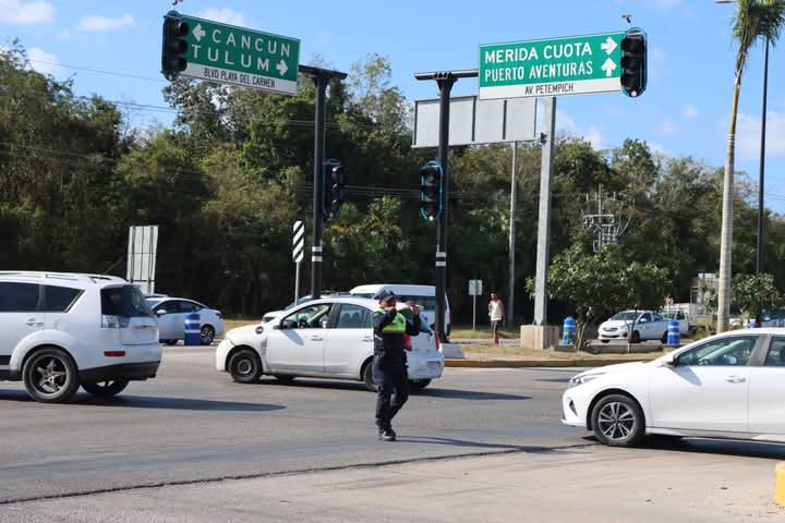 Agentes de Tránsito se colocaron en las avenidas principales para dirigir a los automovilistas. Usuarios lamentaron que la paraestatal afecte siempre las mismas zonas