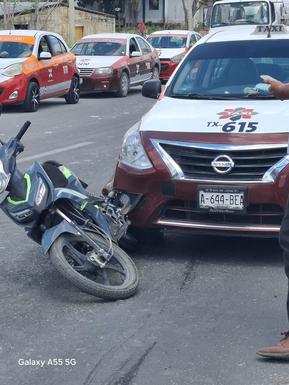 El motociclista frenó de golpe, lo que provocó que el taxista no pudiera detenerse a tiempo. El motociclista frenó de golpe, lo que provocó que el taxista no pudiera detenerse a tiempo.
