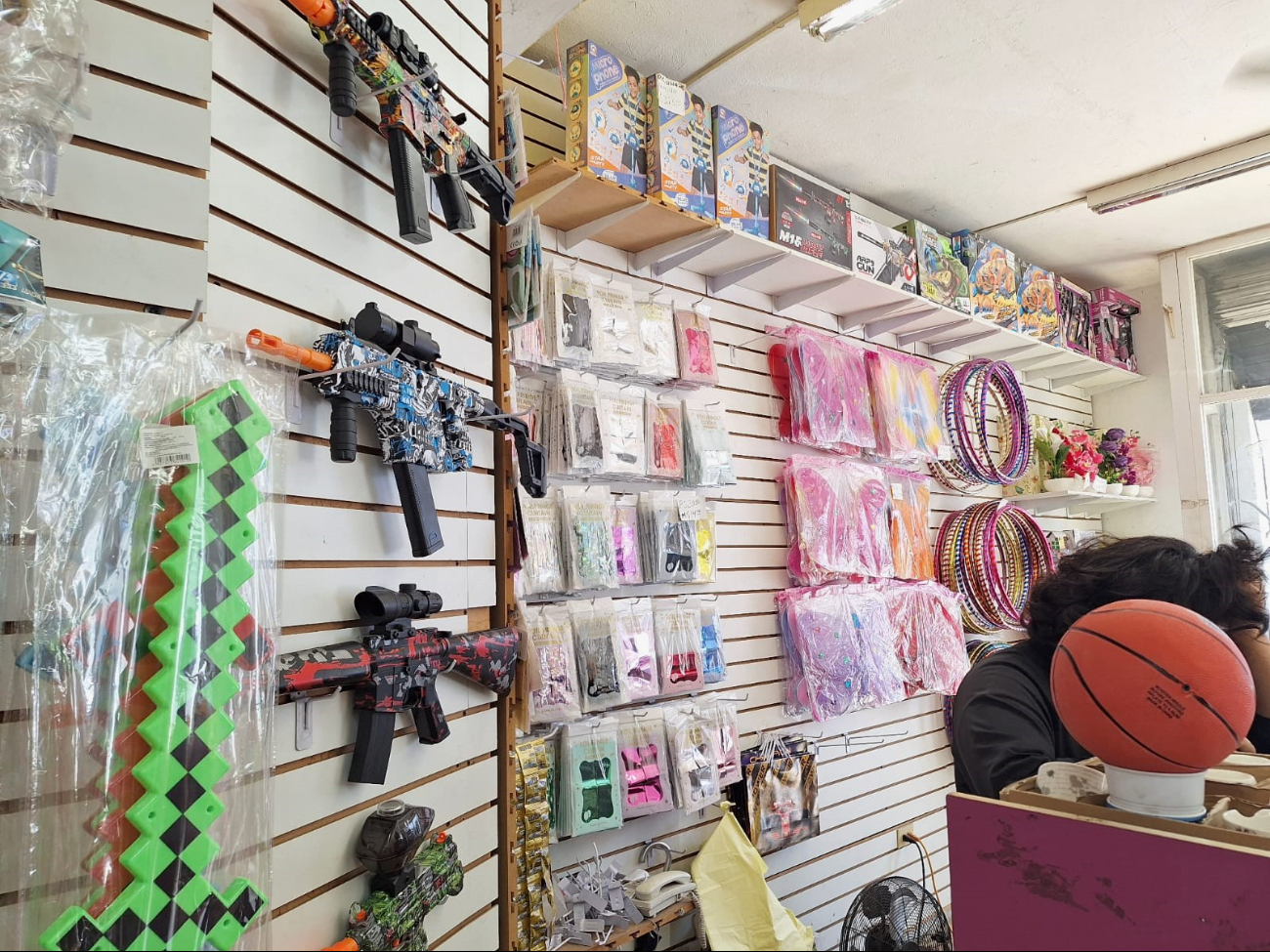 Expertos señalan que obsequiar armas de juguete lleva un mensaje de normalización de la violencia
