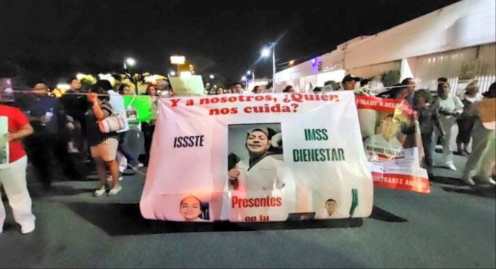 Familiares se dieron a la repartición de volantes para continuar con la búsqueda del enfermero. Familiares se dieron a la repartición de volantes para continuar con la búsqueda del enfermero.